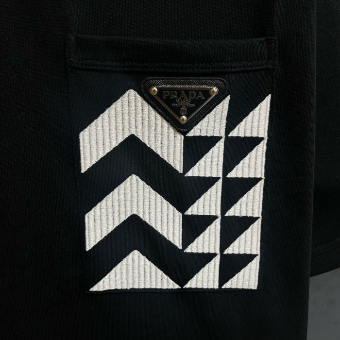 【話題商品！】プラダ 偽物通販 2024 ss最新レザーロゴ発泡丸首半袖Tシャツ
