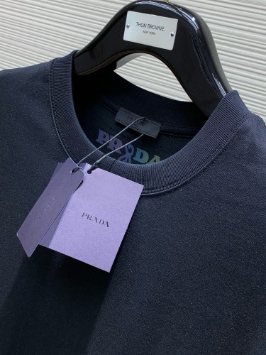 【限定】プラダ 激安偽物 2024 ss最新レザーロゴ発泡丸首半袖Tシャツ