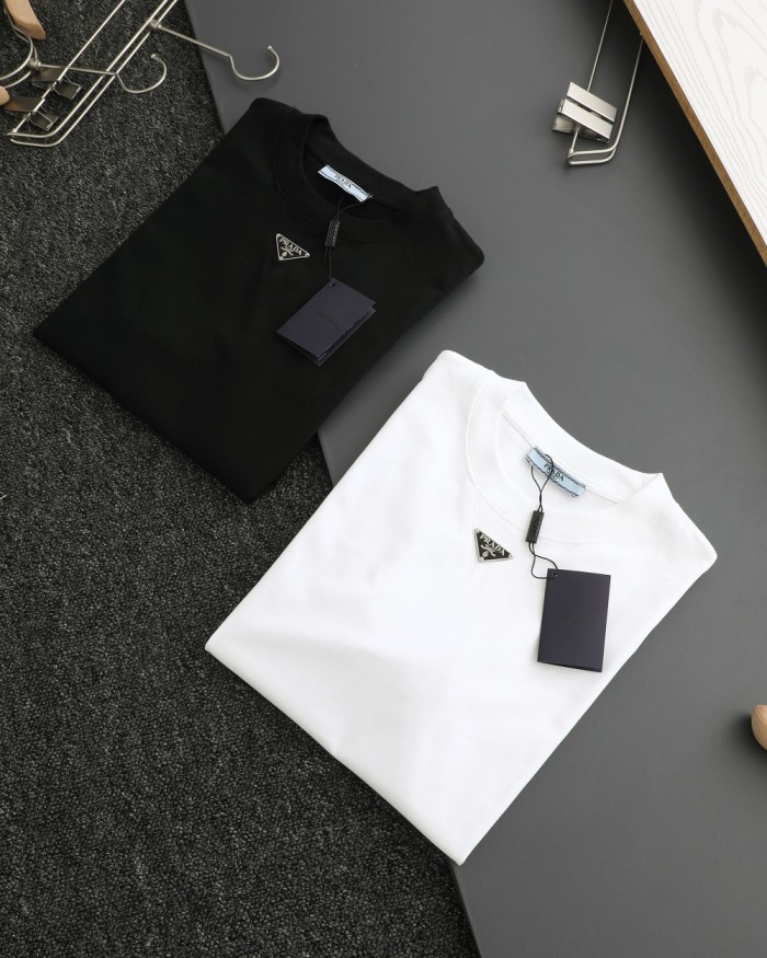 ★超人気 プラダ コピー 24ss新型胸もと定番鉄ロゴ半袖Tシャツ2色