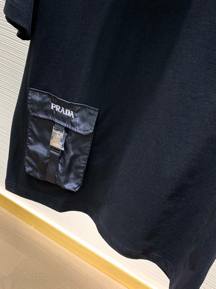 【限定】プラダ 激安偽物 2024 ss最新レザーロゴ発泡丸首半袖Tシャツ