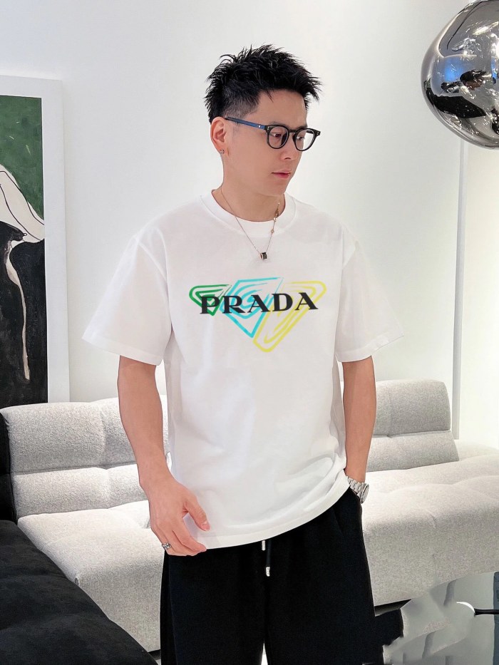 新作 プラダ 激安通販 の胸元ロゴをプリントした肌感カバーラウンドネックTシャツ2色