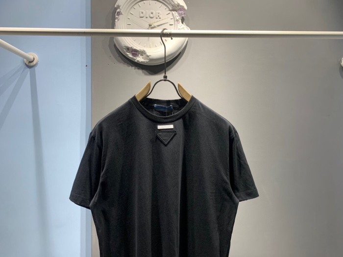稀少 プラダ n級品 2024 SS春夏新作三角唘擦破布刺繍ロゴ丸首半袖Tシャツ