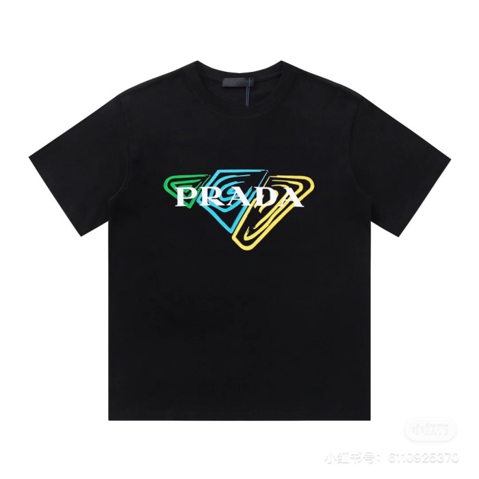 新作 プラダ 激安通販 の胸元ロゴをプリントした肌感カバーラウンドネックTシャツ2色