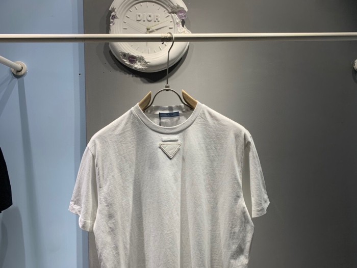 大人気 プラダ スーパーコピー 2024 SS春夏新作三角唘擦破布刺繍ロゴ丸首半袖Tシャツ
