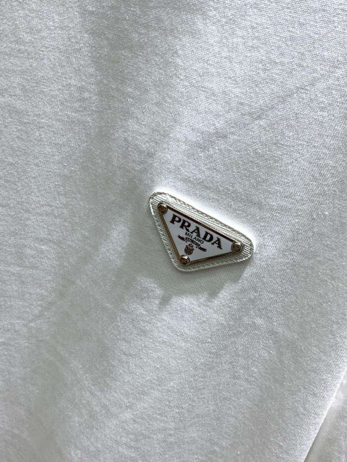 日本未入荷 プラダ コピーおすすめ 2024 ss最新レザーロゴ発泡丸首半袖Tシャツ