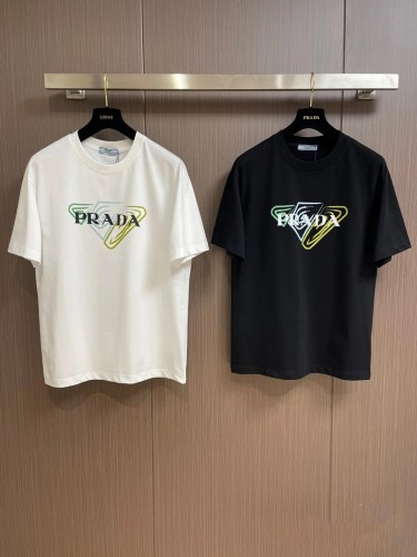 新作 プラダ 激安通販 の胸元ロゴをプリントした肌感カバーラウンドネックTシャツ2色
