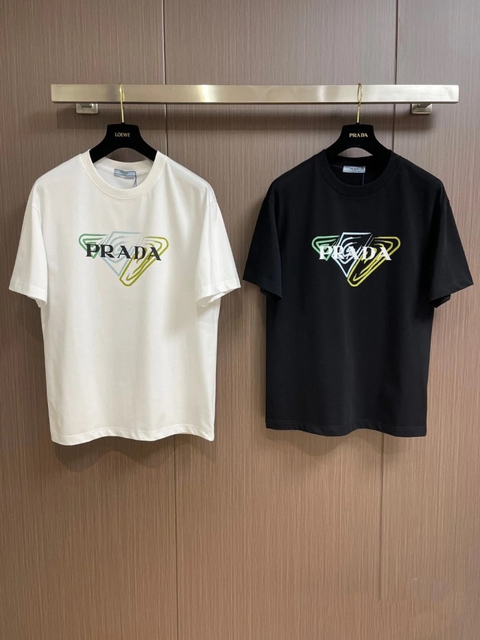 新作 プラダ 激安通販 の胸元ロゴをプリントした肌感カバーラウンドネックTシャツ2色