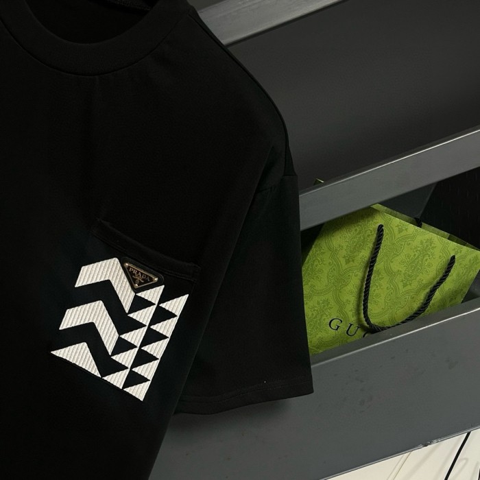【話題商品！】プラダ 偽物通販 2024 ss最新レザーロゴ発泡丸首半袖Tシャツ