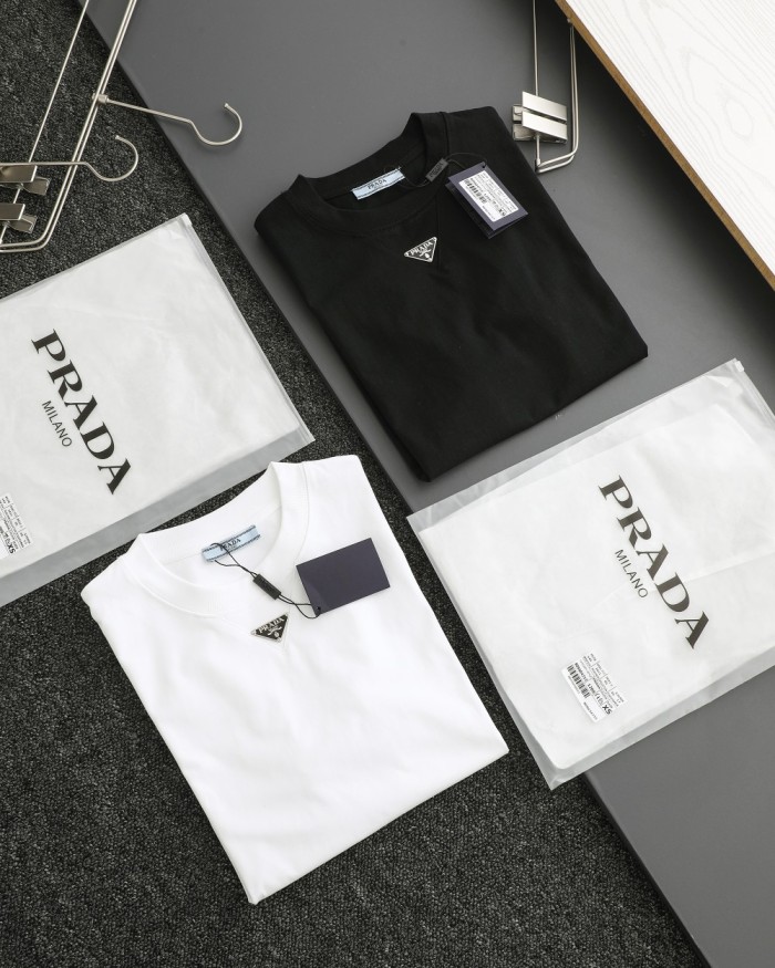 ★超人気 プラダ コピー 24ss新型胸もと定番鉄ロゴ半袖Tシャツ2色