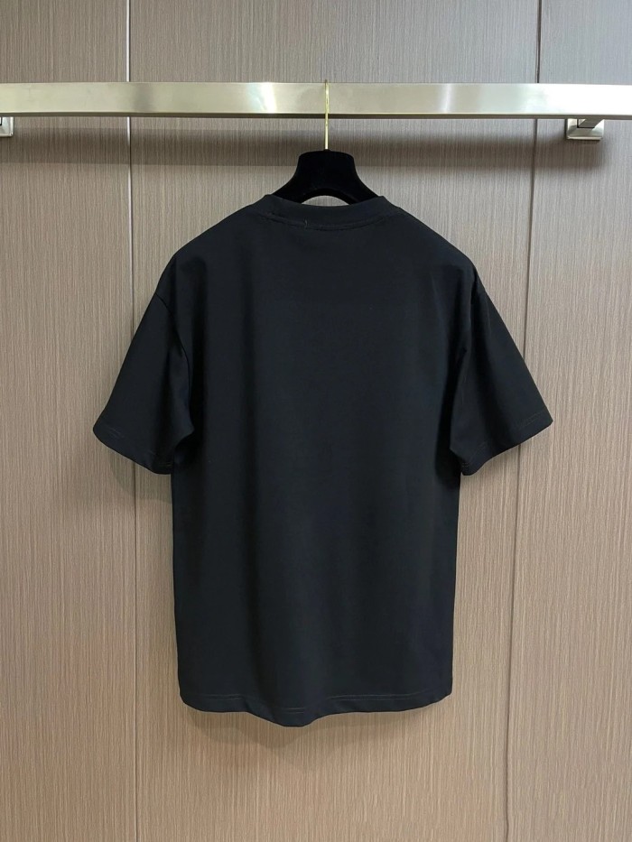 新作 プラダ 激安通販 の胸元ロゴをプリントした肌感カバーラウンドネックTシャツ2色