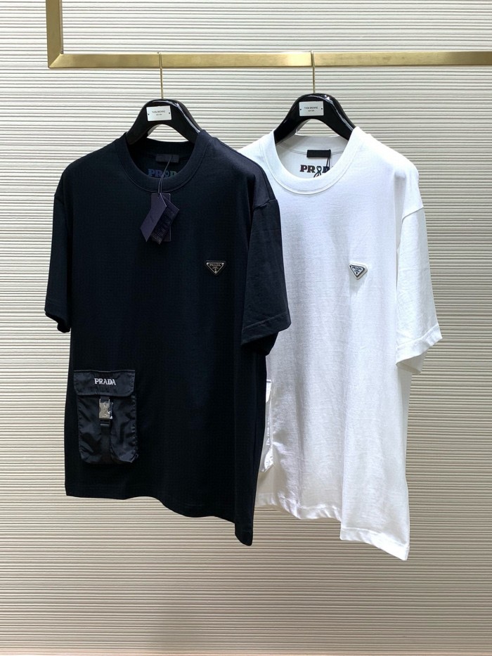 【限定】プラダ 激安偽物 2024 ss最新レザーロゴ発泡丸首半袖Tシャツ