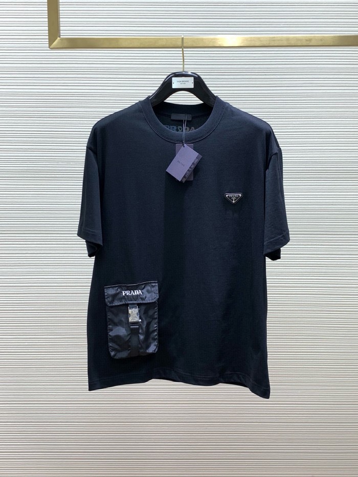 【限定】プラダ 激安偽物 2024 ss最新レザーロゴ発泡丸首半袖Tシャツ