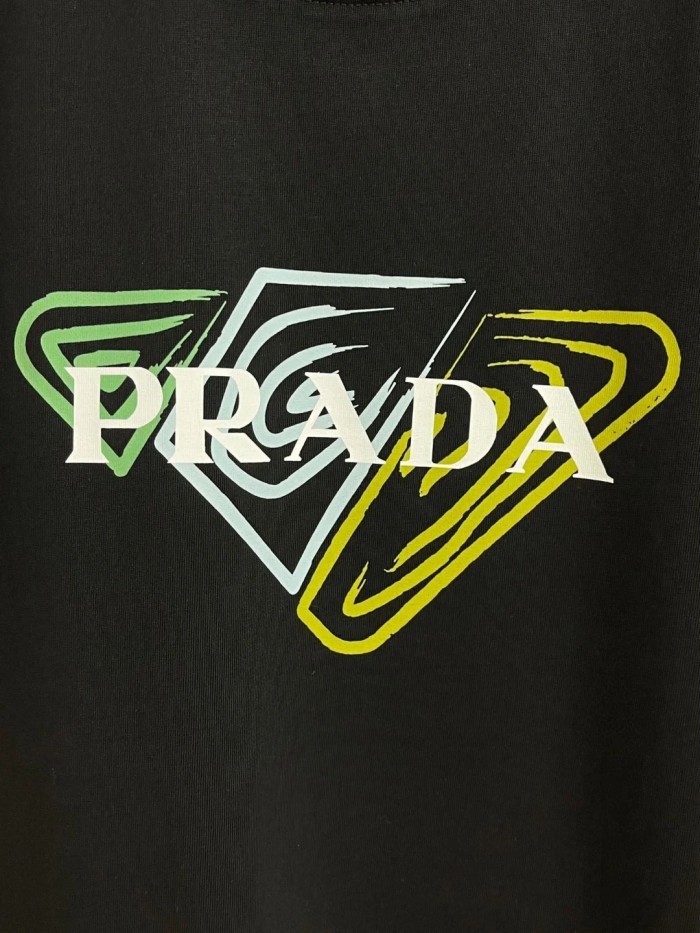 新作 プラダ 激安通販 の胸元ロゴをプリントした肌感カバーラウンドネックTシャツ2色