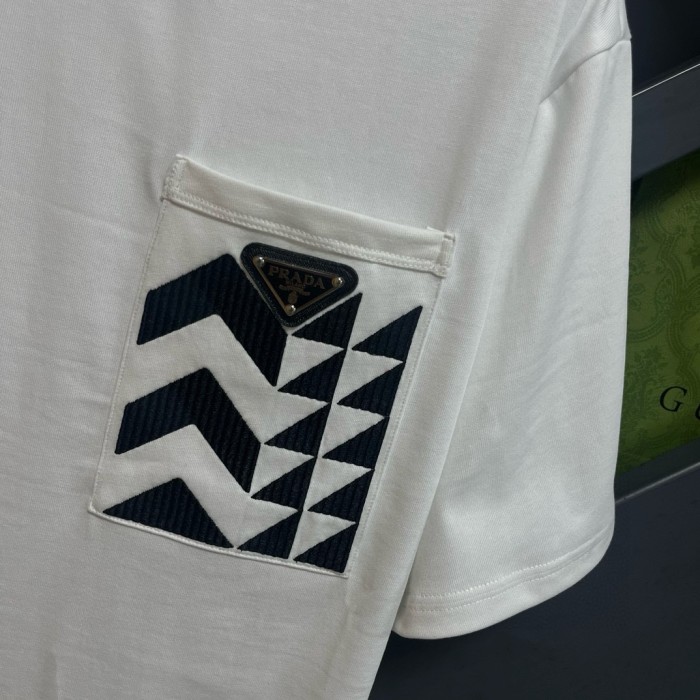 【話題商品！】プラダ 偽物通販 2024 ss最新レザーロゴ発泡丸首半袖Tシャツ
