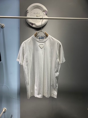 大人気 プラダ スーパーコピー 2024 SS春夏新作三角唘擦破布刺繍ロゴ丸首半袖Tシャツ
