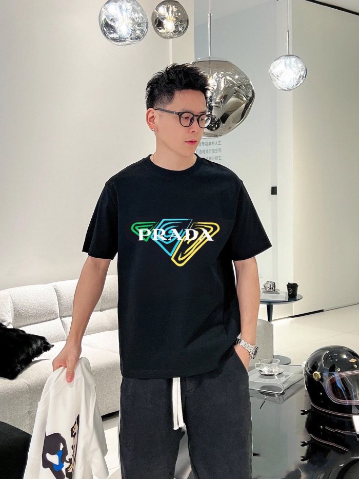 新作 プラダ 激安通販 の胸元ロゴをプリントした肌感カバーラウンドネックTシャツ2色