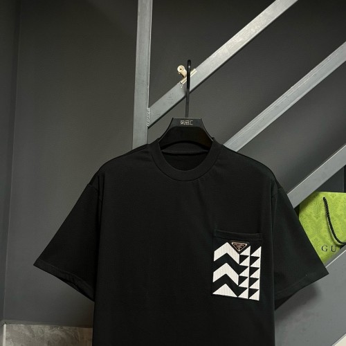 【話題商品！】プラダ 偽物通販 2024 ss最新レザーロゴ発泡丸首半袖Tシャツ