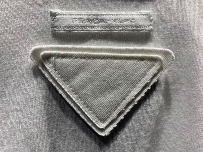 大人気 プラダ スーパーコピー 2024 SS春夏新作三角唘擦破布刺繍ロゴ丸首半袖Tシャツ