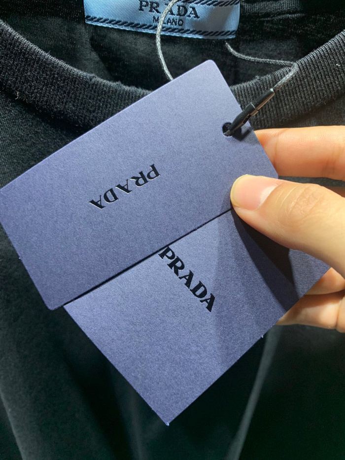 稀少 プラダ n級品 2024 SS春夏新作三角唘擦破布刺繍ロゴ丸首半袖Tシャツ