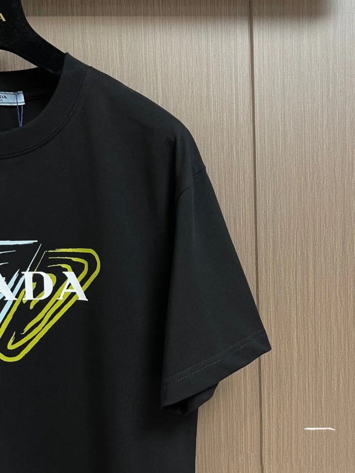 新作 プラダ 激安通販 の胸元ロゴをプリントした肌感カバーラウンドネックTシャツ2色