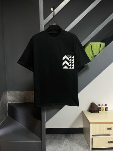 【話題商品！】プラダ 偽物通販 2024 ss最新レザーロゴ発泡丸首半袖Tシャツ