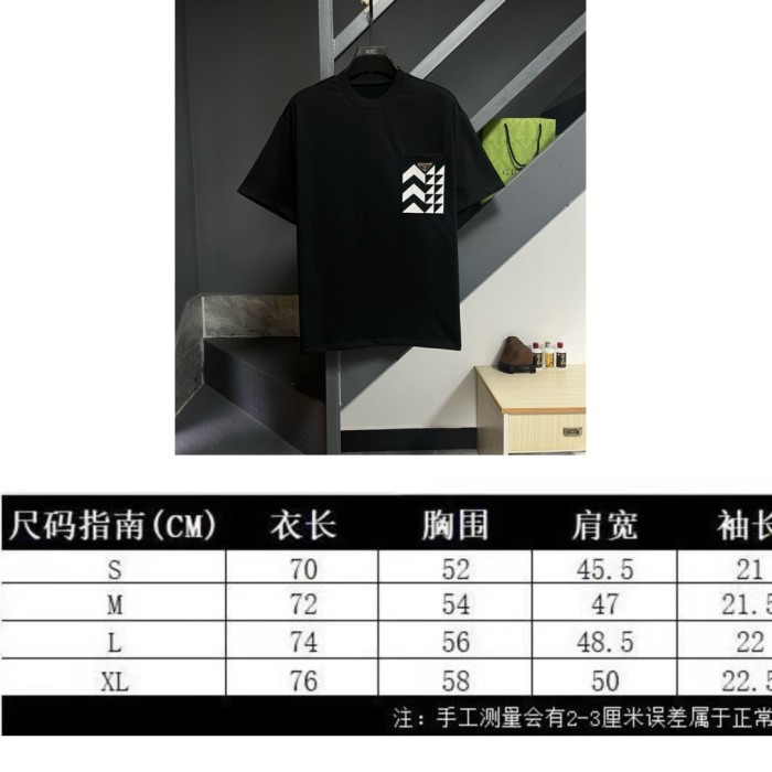 【話題商品！】プラダ 偽物通販 2024 ss最新レザーロゴ発泡丸首半袖Tシャツ