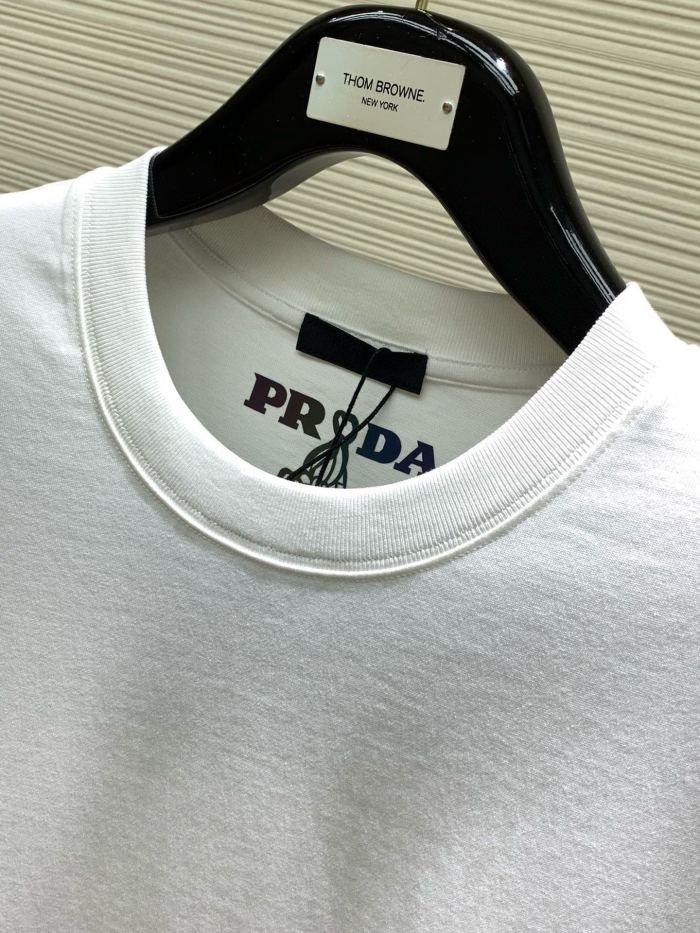 日本未入荷 プラダ コピーおすすめ 2024 ss最新レザーロゴ発泡丸首半袖Tシャツ