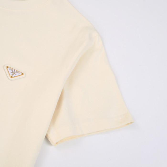 入手困難 プラダ コピー 2024春夏新作定番メタルロゴＴシャツ