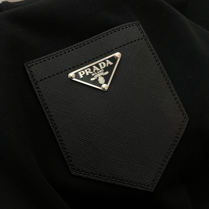 【話題商品！】プラダ スーパーコピー 2024新作ラベリングロゴ半袖Tシャツ