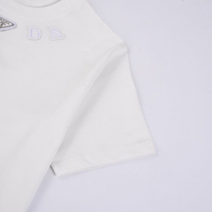 日本未入荷 プラダ スーパーコピー 2024 SS春夏新作メタリック3点角ラベル刺繍ロゴラウンドネック半袖Tシャツ