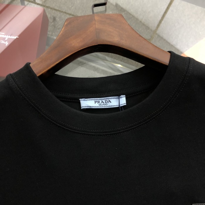超話題! プラダ コピー 2024定番シリコンロゴポケット半袖Tシャツ