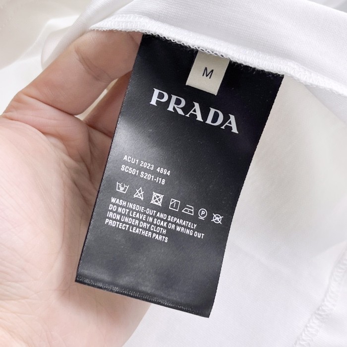 一目惚れ♪ プラダ スーパーコピー 春先のショーモデルＴシャツ2色