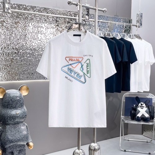 一目惚れ♪ プラダ スーパーコピー 春先のショーモデルＴシャツ2色
