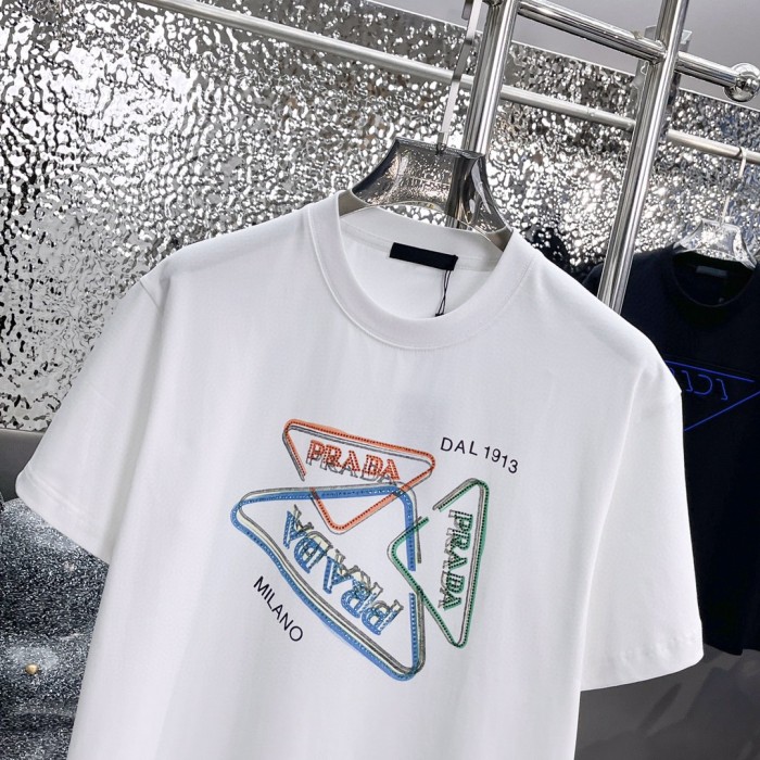 一目惚れ♪ プラダ スーパーコピー 春先のショーモデルＴシャツ2色