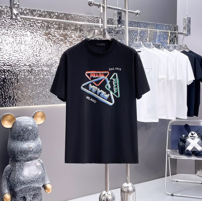 一目惚れ♪ プラダ スーパーコピー 春先のショーモデルＴシャツ2色