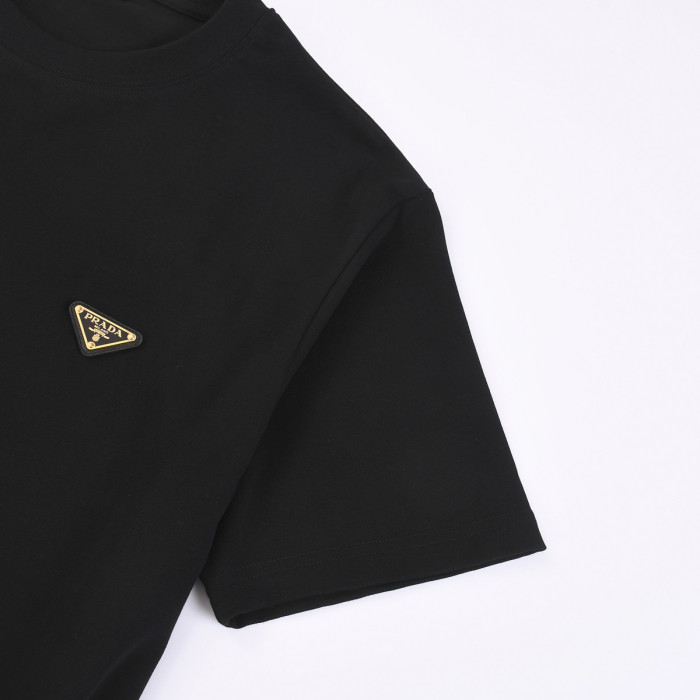 一目惚れ♪ プラダ 激安通販 2024春夏新作定番メタルロゴＴシャツ