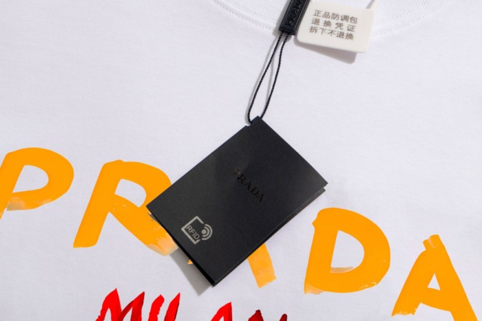 入手困難 プラダ スーパーコピー 2024新型丸首半袖Tシャツの色