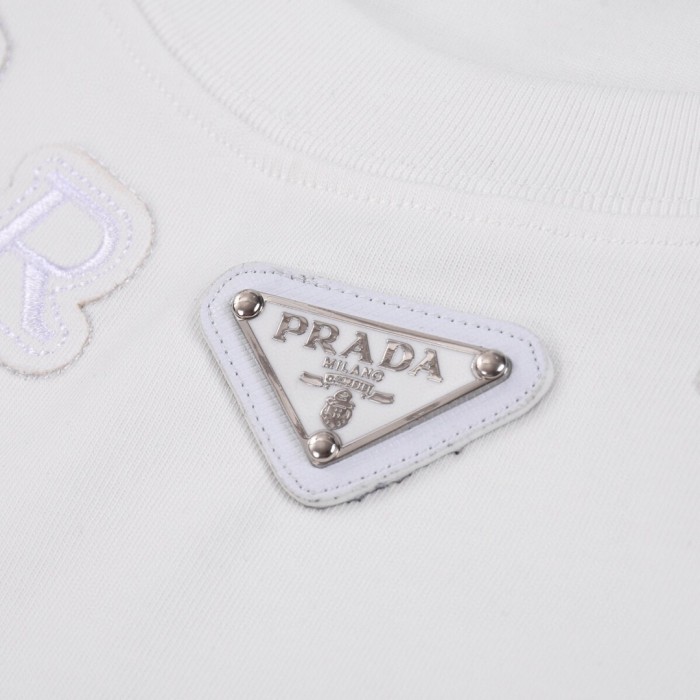 日本未入荷 プラダ スーパーコピー 2024 SS春夏新作メタリック3点角ラベル刺繍ロゴラウンドネック半袖Tシャツ