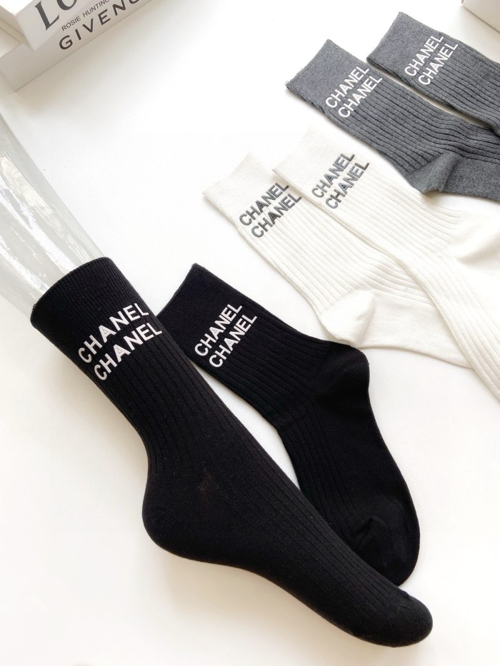 【限定】 シャネル 激安偽物 クラシックアルファベットロゴコットンミッドソックスふくらはぎソックス