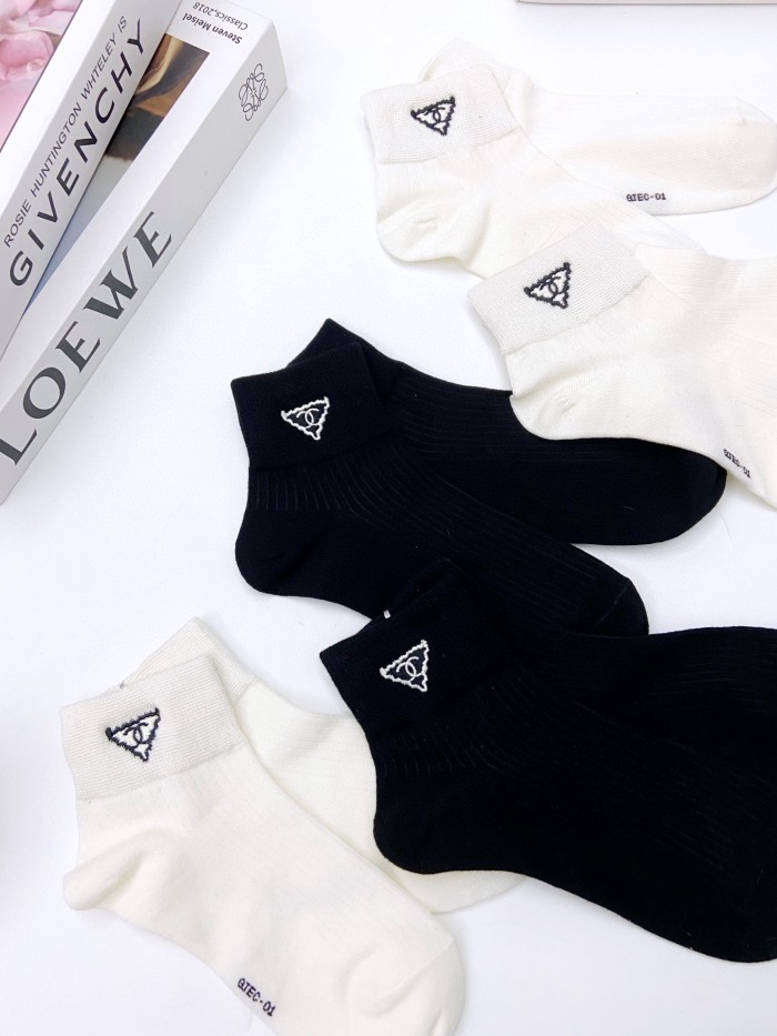 【限定】シャネル n級品 の定番アルファベットロゴ純綿ショートソックス