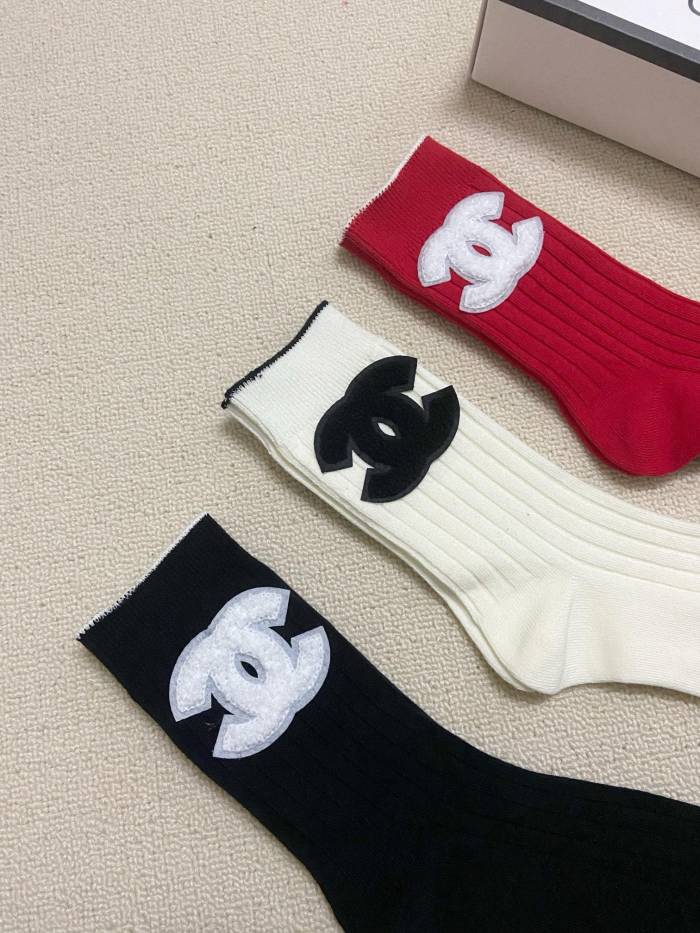 超奇跡の入荷☆ シャネル n級品 クラシックアルファベットロゴダブルニードルニットコットンミッドソックス
