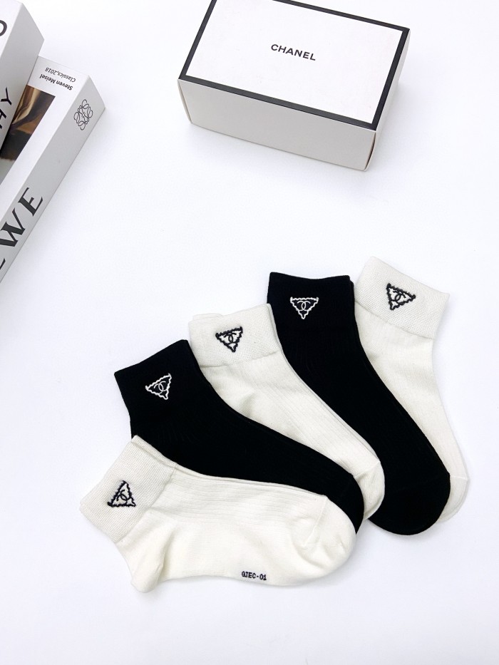 【限定】シャネル n級品 の定番アルファベットロゴ純綿ショートソックス