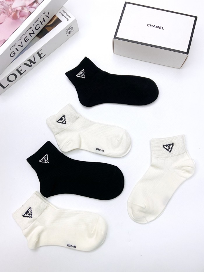 【限定】シャネル n級品 の定番アルファベットロゴ純綿ショートソックス