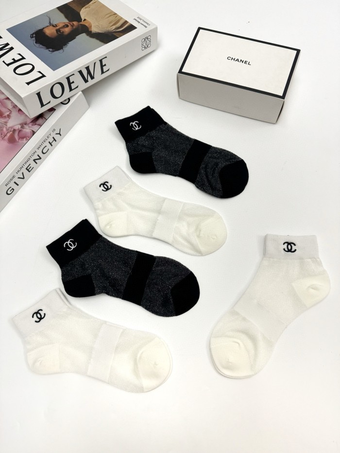 超奇跡の入荷☆ シャネル 激安偽物 の定番アルファベットロゴミルクシルクパッチワークソックス