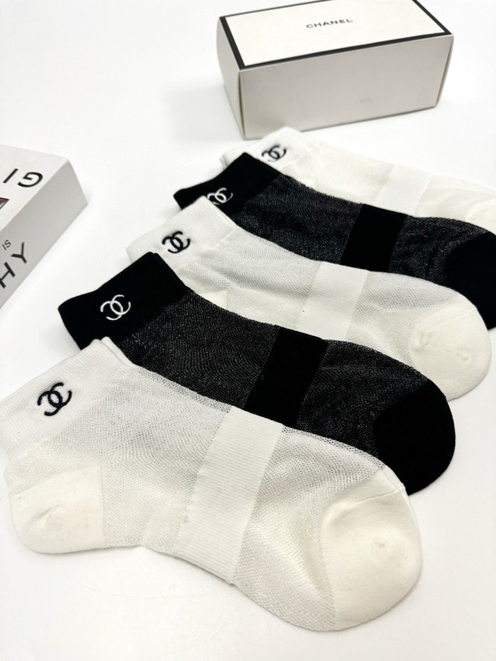 超奇跡の入荷☆ シャネル 激安偽物 の定番アルファベットロゴミルクシルクパッチワークソックス