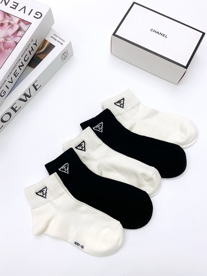 【限定】シャネル n級品 の定番アルファベットロゴ純綿ショートソックス