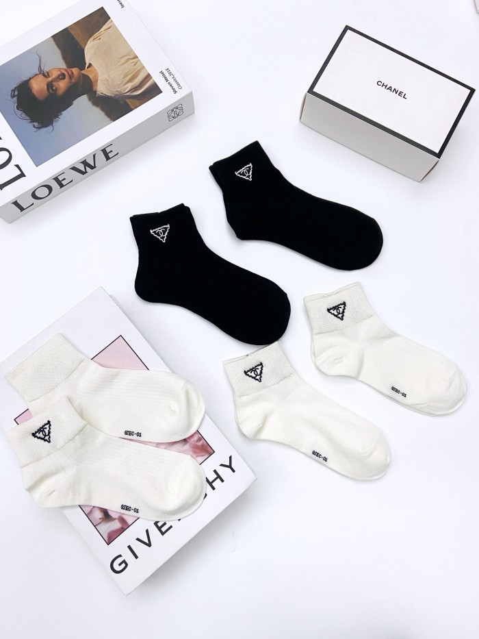 【限定】シャネル n級品 の定番アルファベットロゴ純綿ショートソックス
