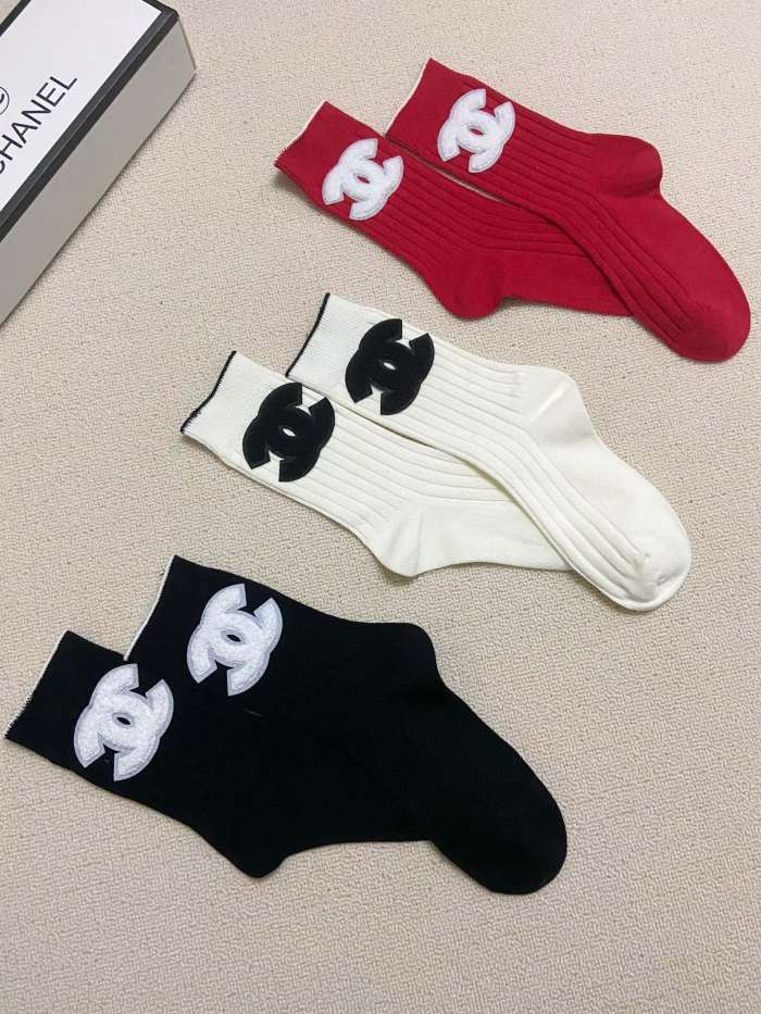 超奇跡の入荷☆ シャネル n級品 クラシックアルファベットロゴダブルニードルニットコットンミッドソックス