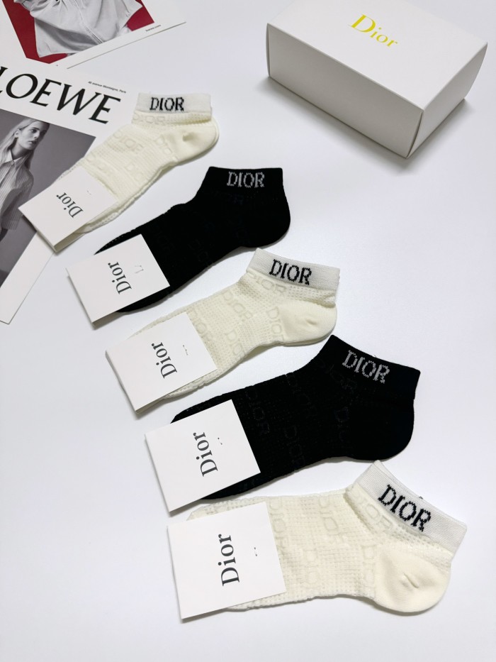 日本未入荷 ディオール n級品 クラシックアルファベットロゴ夏の薄手エアコンソックス