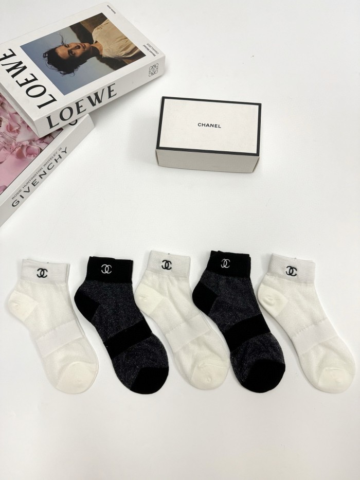 超奇跡の入荷☆ シャネル 激安偽物 の定番アルファベットロゴミルクシルクパッチワークソックス